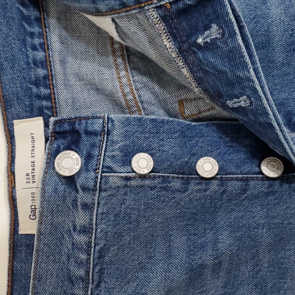 Gap Women's Vintage Straight Distressed Jeans with a raw hem, size 32R - Picture 3 of 4